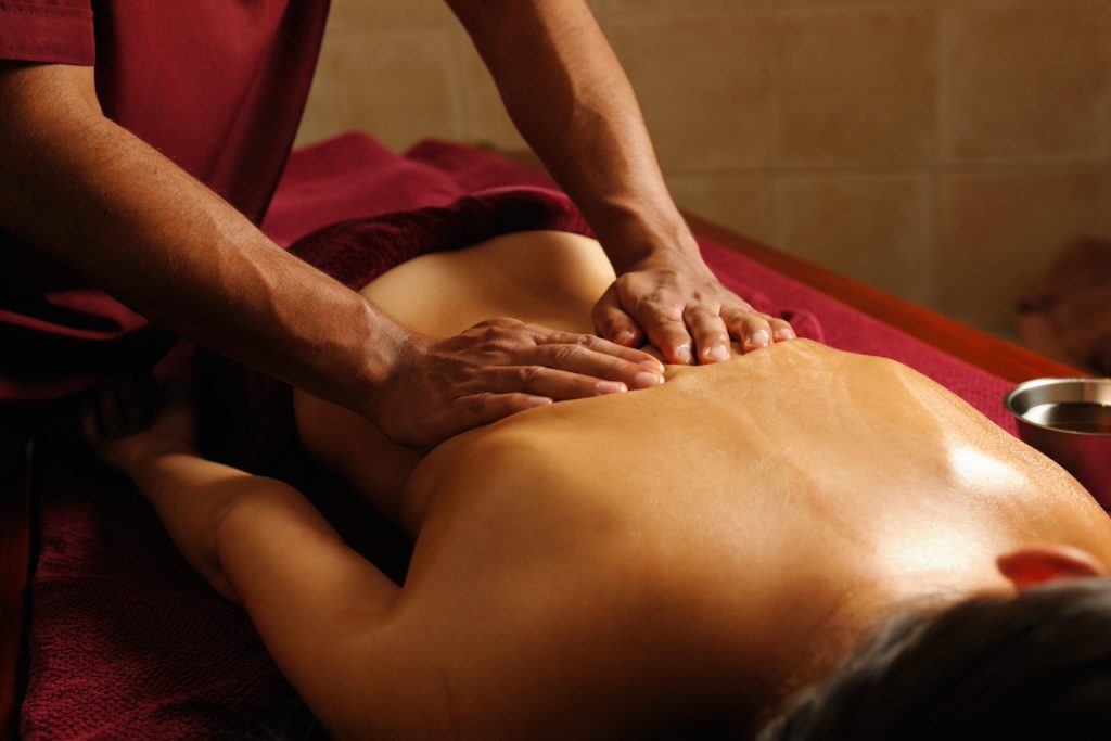 massage ayurvedique aux huiles chaudes